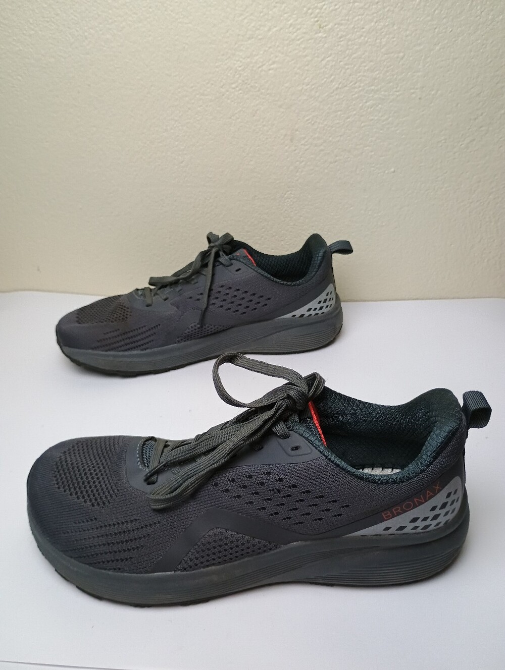 Bronax  Men's 9.5 Wide Toe Box Supportive Road Running Grey Colorway Sneakers